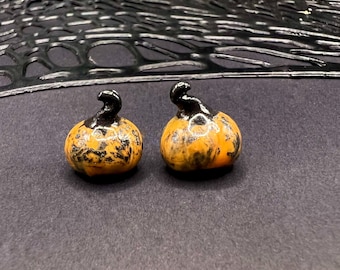 aretes de calabaza espeluznantes de arcilla polimérica hechos a mano