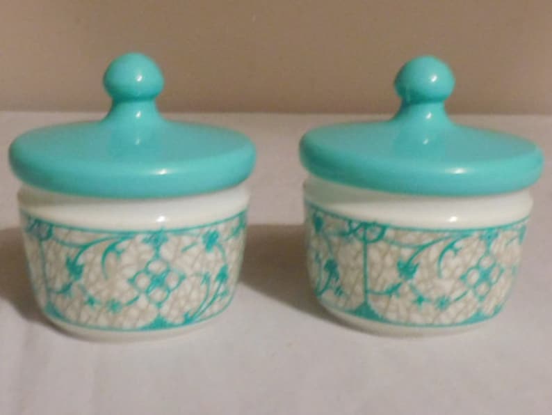 Three 1960/'s Vintage White and blue abstract design patterned plastic vanity dressing table pots with matching lids