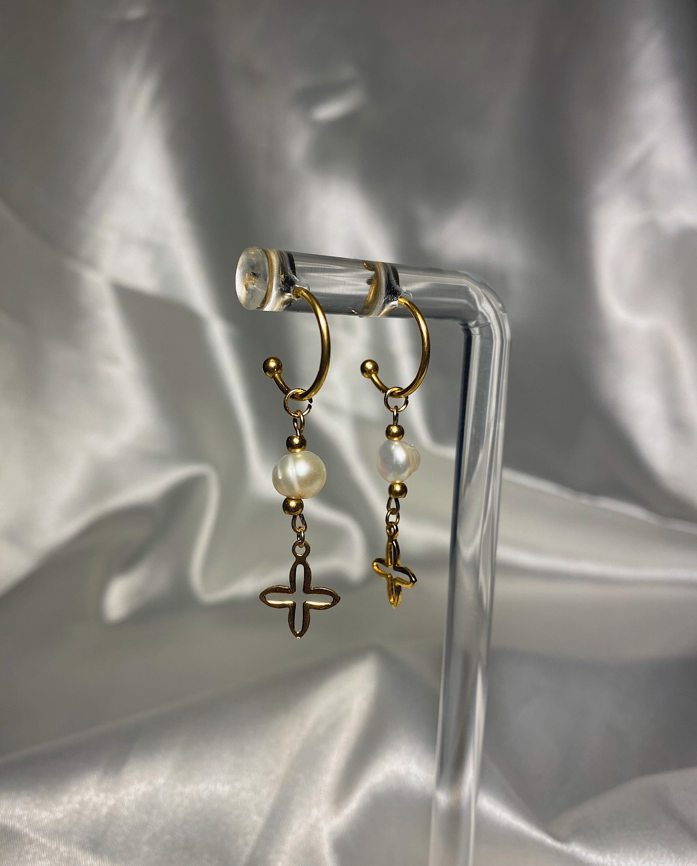 Créoles en acier inoxydable plaqué or avec perles de culture et perle de verre