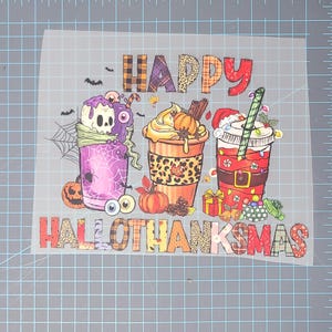 Może przedstawiać: Kolorowy projekt graficzny z tekstem "Happy Hallothanksmas" przedstawiający trzy świąteczne napoje w tematyce Halloween, Święta Dziękczynienia i Bożego Narodzenia. Napoje są ozdobione czaszkami, dyniami i czapkami Świętego Mikołaja.