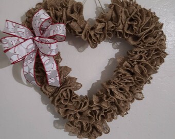 Couronne de printemps grande couronne de coeur en toile de jute, couronne de toile de jute, j'aime l'accroche-porte de baseball, couronne de coeur pour porte d'entrée, couronne de baseball,