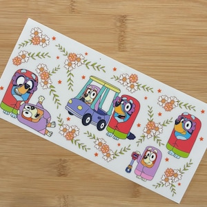 Könnte beinhalten: Ein rechteckiges Stickerbogen mit Cartoonfiguren in roten, blauen, lila und grünen Outfits. Das Stickerbogen ist mit floralen und sternförmigen Akzenten verziert. Die Figuren sind in verschiedenen Posen dargestellt.