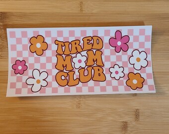 Envoltura para taza del día de la madre UV DTF Envoltura para taza retro del club de mamás cansadas, lista para aplicar envoltura para taza de 16 oz.