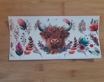 UV DTF Highland Kuh Cup Wrap mit Blumen und weißem Hintergrund, 16 Unzen Cup Wrap. versandfertig, einsatzbereit, Blumen Cup Wrap, Sommer Cup, Geschenk