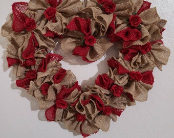 Couronne de toile de jute pour porte d'entrée/Couronne coeur de roses en toile de jute rouge/couronne pour la Saint-Valentin/accroche-porte de tous les jours/accroche-porte rose/décor de ferme moderne
