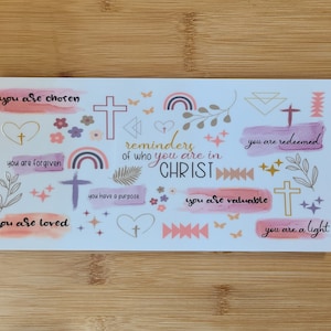 Może przedstawiać: Arkusz naklejek z inspirującymi frazami i symbolami religijnymi. Projekt zawiera krzyże, tęcze, serca i elementy kwiatowe w pastelowych kolorach. Tekst zawiera "jesteś wybrany", "jesteś przebaczony" i "jesteś kochany".