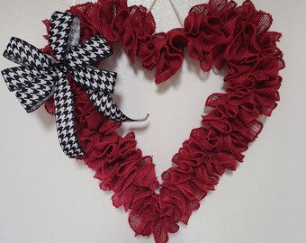 Couronne de coeur de la Saint-Valentin pour porte d'entrée. Couronne de coeur en toile de jute rouge avec noeud. Couronne de la Saint-Valentin. guirlande de cadeaux toute l'année. accroche-porte automne