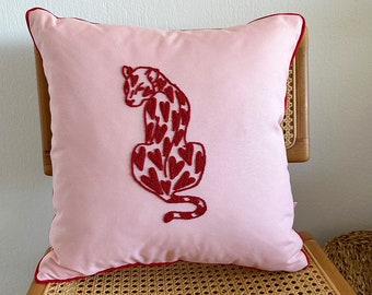 Galia Tasarim - Funda de almohada rosa bordada con punzón de leopardo en forma de corazón con ribete rojo