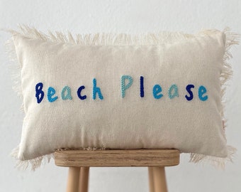 Galia Tasarim - Funda de almohada hecha a mano Boho "Beach Please" - Letras azules - Bordes con flecos