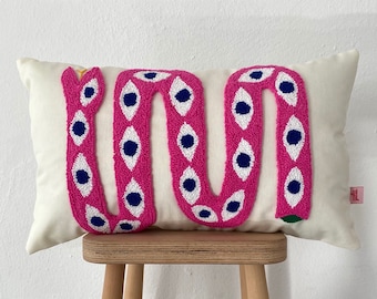 Galia Tasarim - Funda de almohada bordada con punzón de serpiente rosa hecha a mano - Ojos azul marino - Decoración boho ecléctica