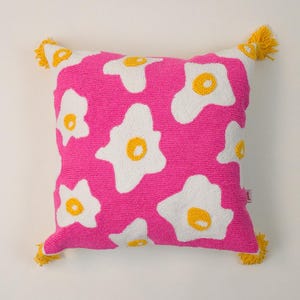 Galia Tasarim - Funda de almohada con diseño de huevo frito y aguja de ponche - Cojín divertido rosa y amarillo - Cojín decorativo bordado de 40 x 40 cm