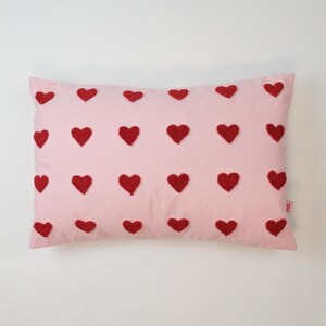 Galia Tasarim - Funda de almohada bordada con corazón rojo - 40 x 60 cm - Cojín romántico rosa para San Valentín