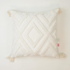Galia Tasarım - Off White Textured Pillow Cover – 42x42 cm Boho Cushion with Tassels – Geometric Tufted Throw Pillow