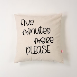 Galia Tasarim - Divertida funda de almohada de lino - "Cinco minutos más, por favor" (45 x 45 cm)