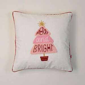 Galia - Cojín navideño con árbol alegre y brillante - Bordado en tonos pastel - 45 x 45 cm