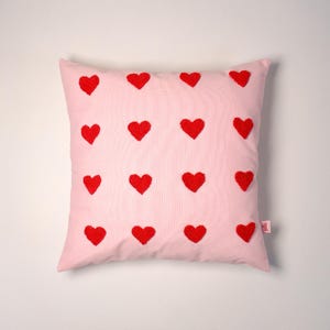 Galia Tasarim - Funda de cojín con corazones rosas y rojos (45 x 45 cm), bordado con aguja mágica
