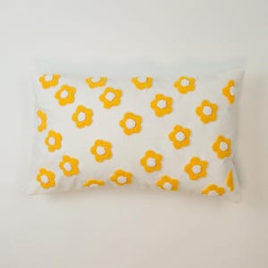 Galia Tasarim - Cojín lumbar con flores amarillas - Cojín rectangular de aguja perforada de 30 x 50 cm - Cojín decorativo bordado en blanco