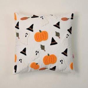 Galia Tasarim - Funda de almohada bordada "Fiesta de calabazas y fantasmas" (42 x 42 cm)
