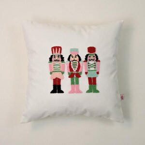 Galia - Cojín Cascanueces Pastel - Cojín navideño bordado - 45 x 45 cm