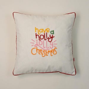 Galia - Cojín navideño Holly Jolly – Bordado de texto multicolor – 45 x 45 cm