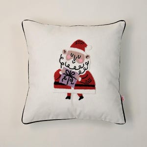 Galia - Cojín navideño bordado de Papá Noel con regalo - 45 x 45 cm