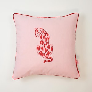Galia Tasarim - Cojín de corazón de leopardo rosa - Funda de cojín con pantera bordada (45 x 45 cm)