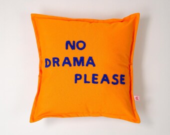 ガリア・タサリム -ドラマはご遠慮ください 大胆なオレンジの刺繍入りクッション 45 x 45 cm