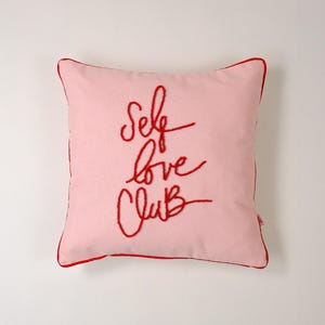 Galia Tasarim - Cojín del Club del Amor Propio - Funda de cojín bordada en rosa, 45 x 45 cm, regalo motivacional