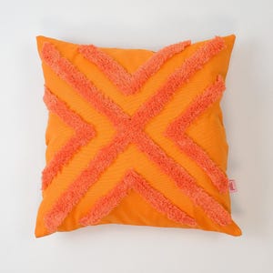 Galia Tasarim - Orange Tufted Pillow Cover – 45x45 cm Modern Punch Needle Cushion – Bold Textured Decor for Sofa or Bed