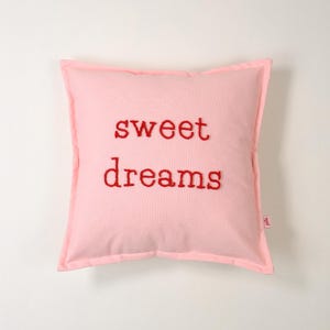 Galia Tasarim - Funda de almohada bordada "Dulces sueños" rosa (45 x 45 cm)
