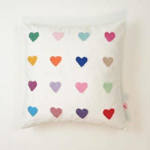 Galia Tasarim - Funda de almohada con corazón arcoíris (45 x 45 cm), diseño colorido y bordado para una decoración divertida
