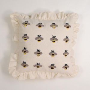 Funda de almohada Galia Tasarim-Bee con volantes – Cojín bordado de lino y algodón de 45 x 45 cm