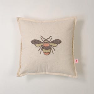 Galia Tasarim - Bee Embroidered Pillow Cover – 45x45 cm Natural Washed Linen Cushion – Neutral Boho Decor