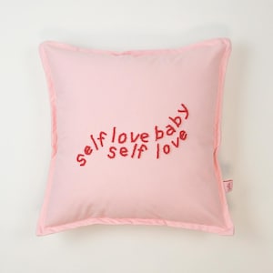 Galia Tasarim - Funda de almohada bordada rosa "Amor propio" - Cojín con cita motivacional de 45 x 45 cm - Un bonito regalo para la decoración de su dormitorio