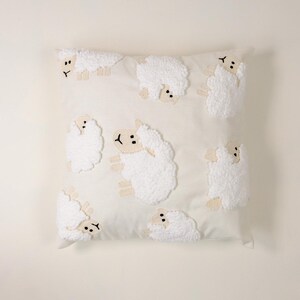 Galia Tasarim - Funda de almohada de oveja adorable - Cojín mullido bordado de 45 x 45 cm para habitación infantil