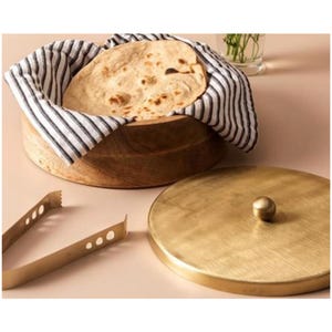 Trä-chapatilåda med tång för servering på matbord/kök | Lock i rostfritt stål med rund bas i teakträ (guld, diameter 23 cm)