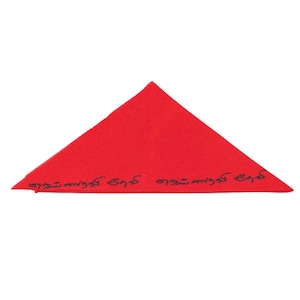 Op de afbeelding: Een rode driehoekige doek met zwarte tekst die aan beide kanten "တနင်္သာရီ ဒေသ" zegt.
