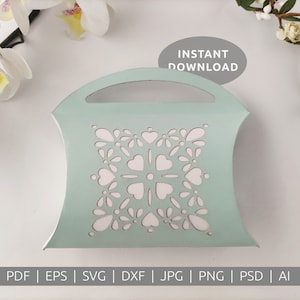 Può includere: Una scatola a cuscino verde acqua con manico, con un design traforato di cuori e fiori. La scatola ha una forma curva ed è etichettata "DOWNLOAD IMMEDIATO".