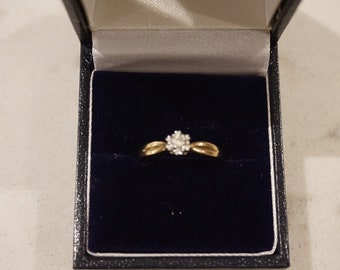 Anillo de oro de 9 quilates con diamantes en oro blanco