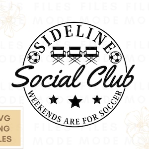 Puede incluir: Diseño gráfico en blanco y negro de un círculo con el texto "Sideline Social Club" y las palabras "Weekends are for Soccer" alrededor de la parte inferior. Hay tres imágenes estilizadas de sillas plegables y dos balones de fútbol dentro del círculo.