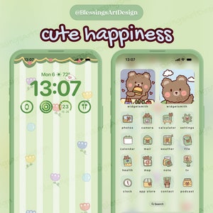 Puede incluir: Una pantalla de teléfono muestra un tema personalizado con un motivo de oso lindo. El tema incluye iconos de aplicaciones personalizados, widgets y una pantalla de bloqueo con un diseño floral y la hora 13:07. Las palabras "cute happiness" están en la parte superior.