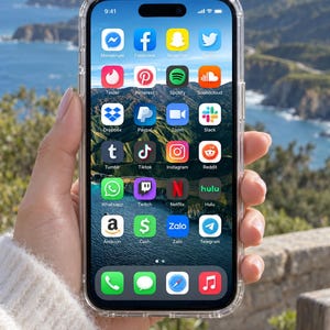 Könnte beinhalten: Ein Smartphone mit einer transparenten Schutzhülle, das einen Startbildschirm mit verschiedenen Symbolen für soziale Medien und Dienstprogramme anzeigt, darunter Messenger, Facebook, Snapchat, Twitter, Tinder, Pinterest, Spotify und SoundCloud.