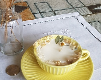 Bougie fleurs séchées dans tasse ancienne chinée, tons blancs ou pastels pour tables de fête ou de cérémonie