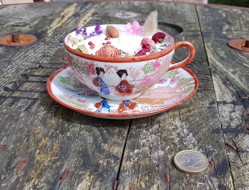 Bougie fleurs séchées dans tasse ancienne chinée ou verre Grande thé Japan