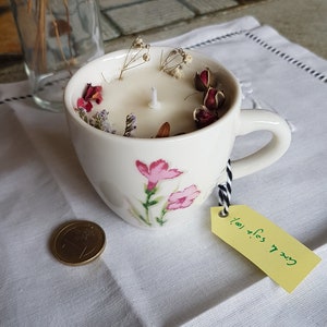 Bougie fleurs séchées dans tasse ancienne chinée ou verre Tasse oeilllets