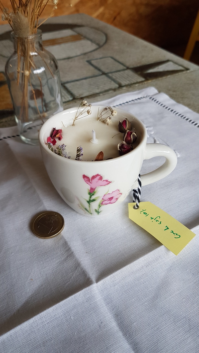 Bougie fleurs séchées dans tasse ancienne chinée ou verre Tasse oeilllets