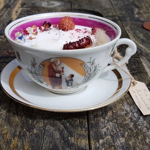 Bougie fleurs séchées dans tasse ancienne chinée ou verre Tasse communion