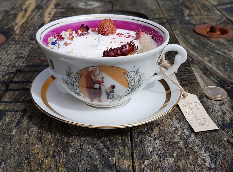 Bougie fleurs séchées dans tasse ancienne chinée ou verre Tasse communion