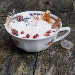 Bougie fleurs séchées dans tasse ancienne chinée ou verre Tasse café Fleurs