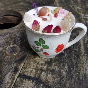 Bougie fleurs séchées dans tasse ancienne chinée ou verre Roses rouges